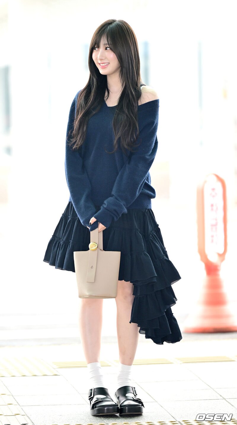 240229 GISELLE at the Incheon International Airport documents 2