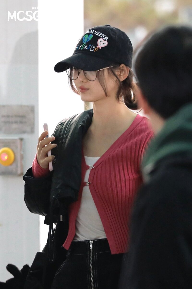 240304 New Jeans Danielle at Incheon International Airport documents 5