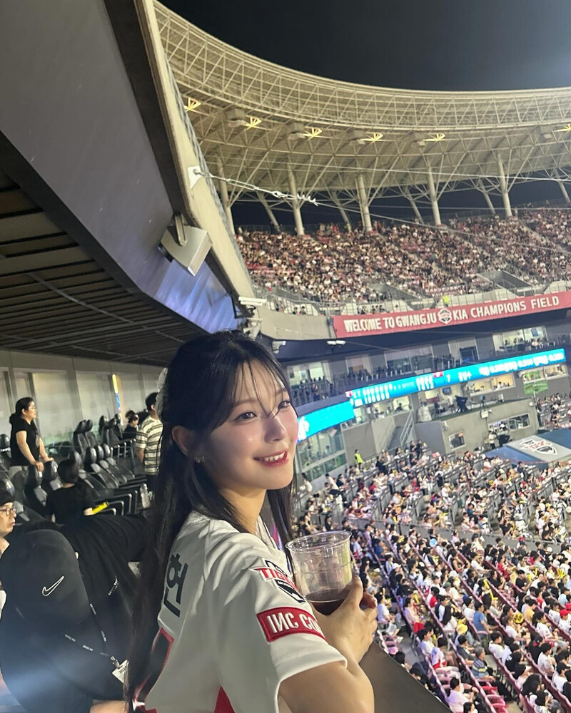 240807 fromis_9 Jiheon Instagram Update documents 3