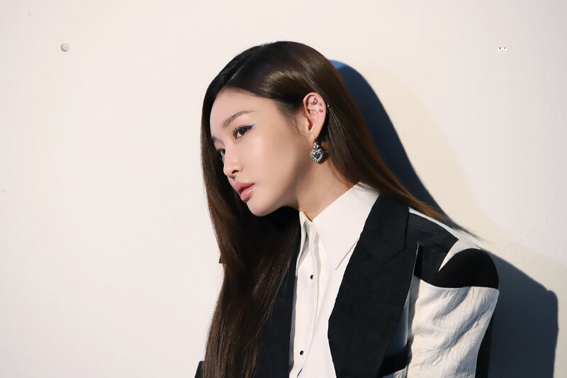 210526 MNH Naver Post - Chungha's Harpers Bazaar May Issue Photoshoot Behind documents 19