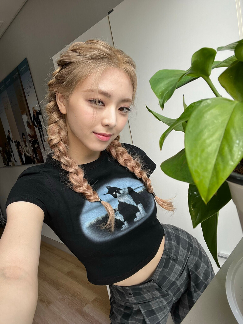 220719 ITZY SNS Update - Yuna documents 9