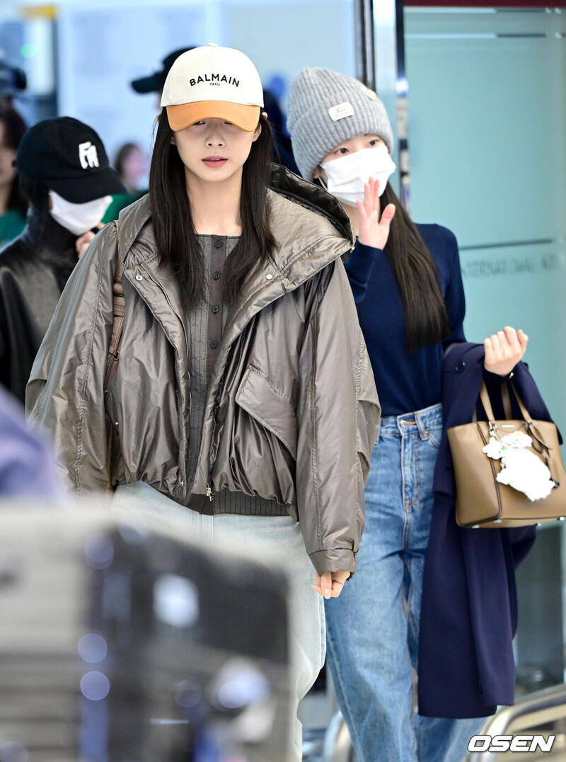 241111 Tzuyu arrival at Gimpo International Airport documents 4