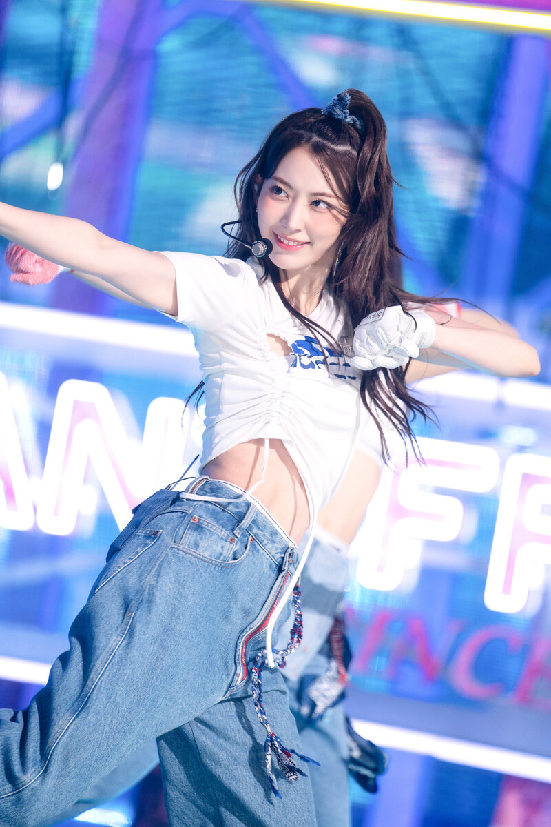 221023 LE SSERAFIM Sakura - 'ANTIFRAGILE' at Inkigayo documents 21