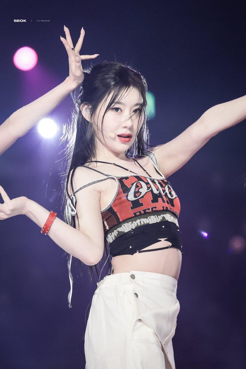 240602 ITZY Chaeryeong at K-Wave Concert Inkigayo documents 1