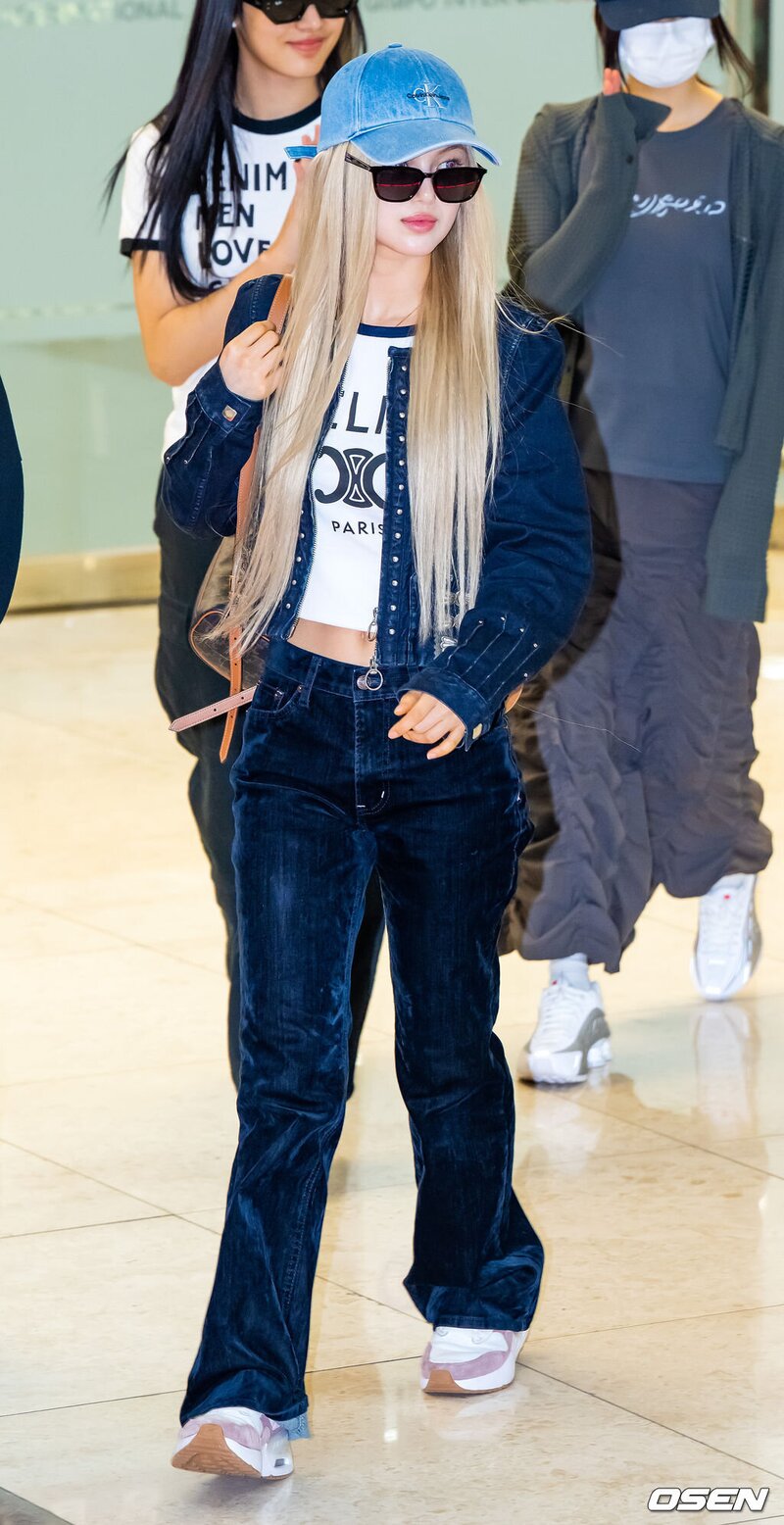 240605 NewJeans Danielle at Gimpo International Airport documents 6