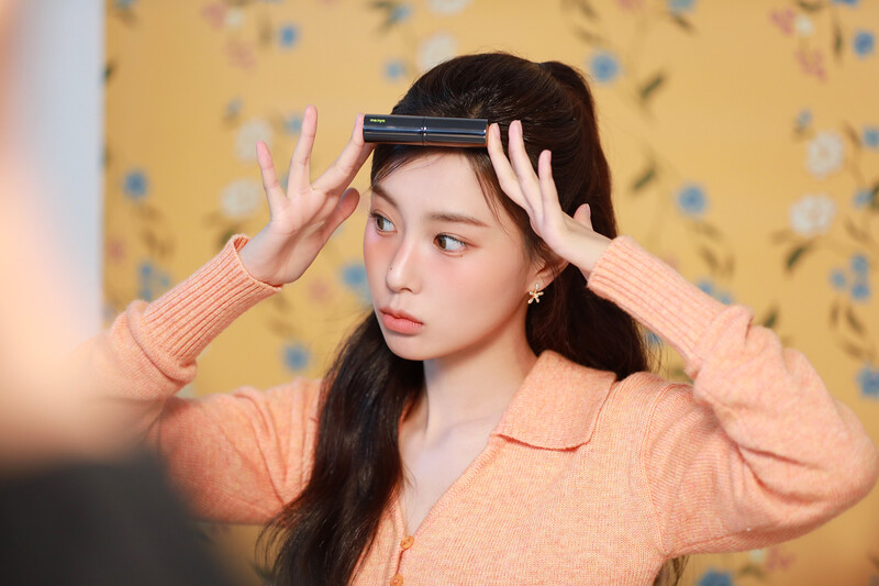 221029 8D Naver Post - Kang Hyewon - Manyo Factory Photoshoot Behind documents 18