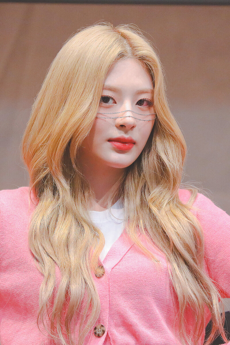 220807 STAYC Seeun at Apple Music Fansign documents 3