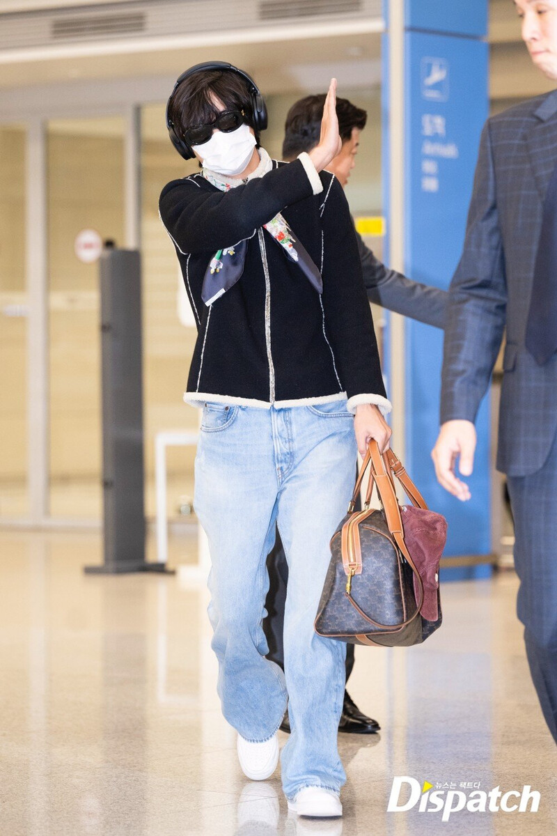 230527 BTS V at Incheon International Airport documents 10