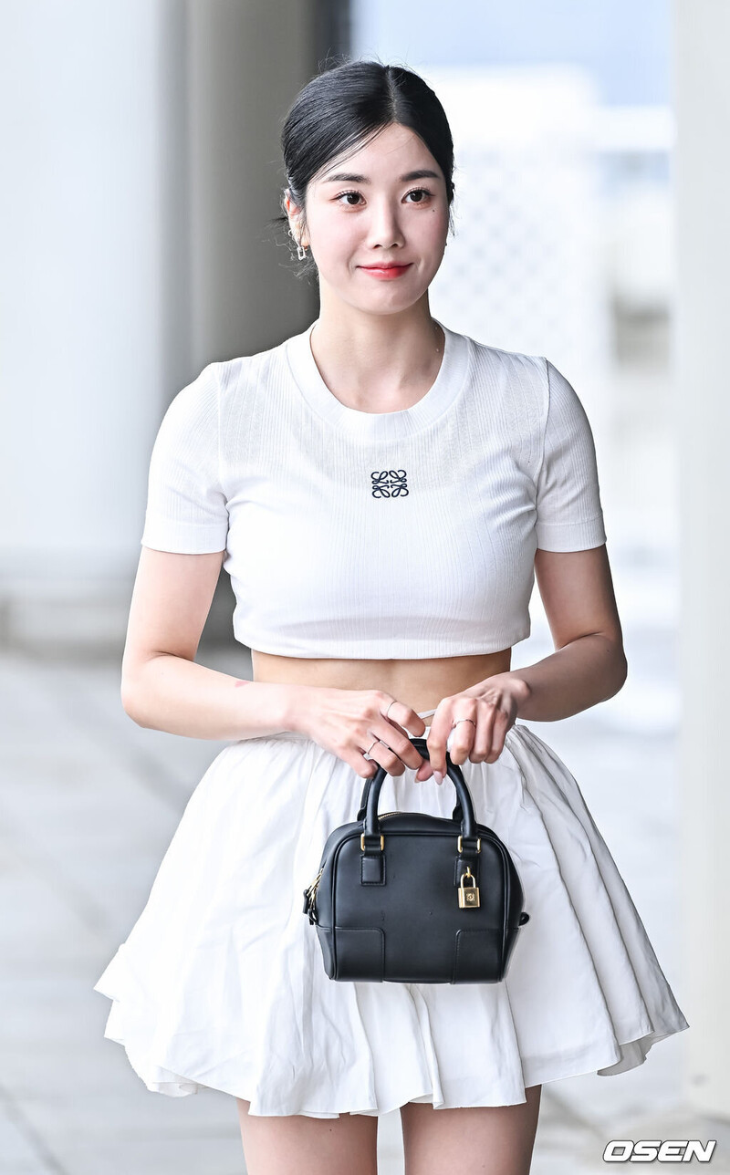 230713 Eunbi at Seoul's Gimpo International Airport heading to Japan documents 6