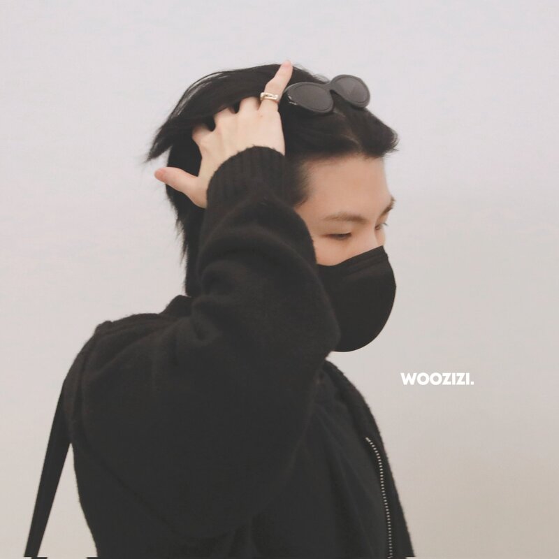 240516 SEVENTEEN Woozi at Gimpo International Airport documents 2