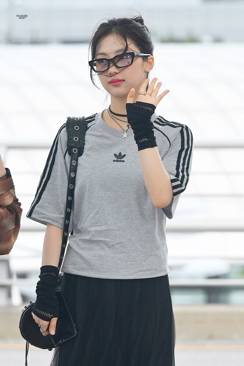 240729 BABYMONSTER Ruka at Incheon International Airport documents 3