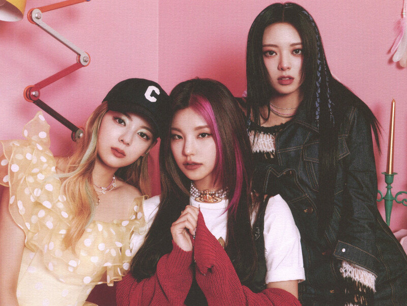 ITZY 'Crazy In Love' Album Scans documents 18