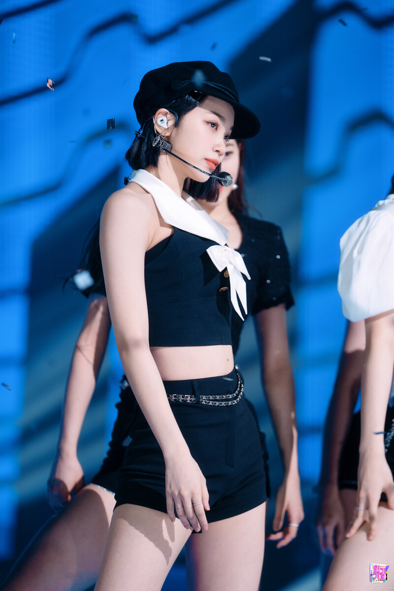 220522 LE SSERAFIM Chaewon - 'FEARLESS' at Inkigayo documents 30