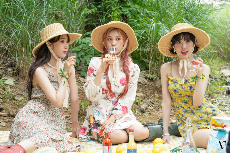 230608 VIVIZ - 2023 Season's Greetings 'a Vivacious Girls Club' Behind The Scenes documents 2