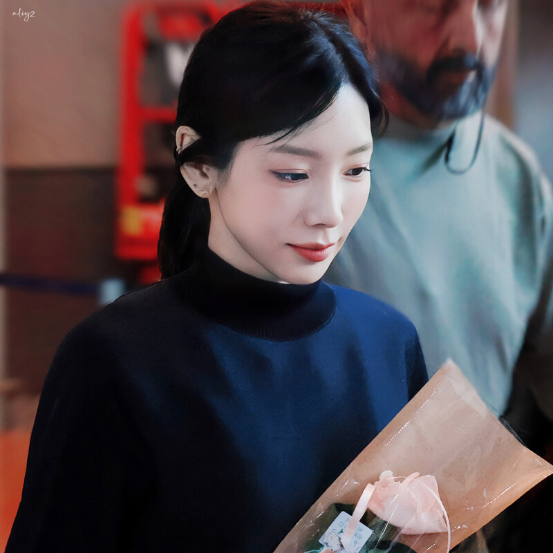 231001 Taeyeon at Incheon International Airport documents 6