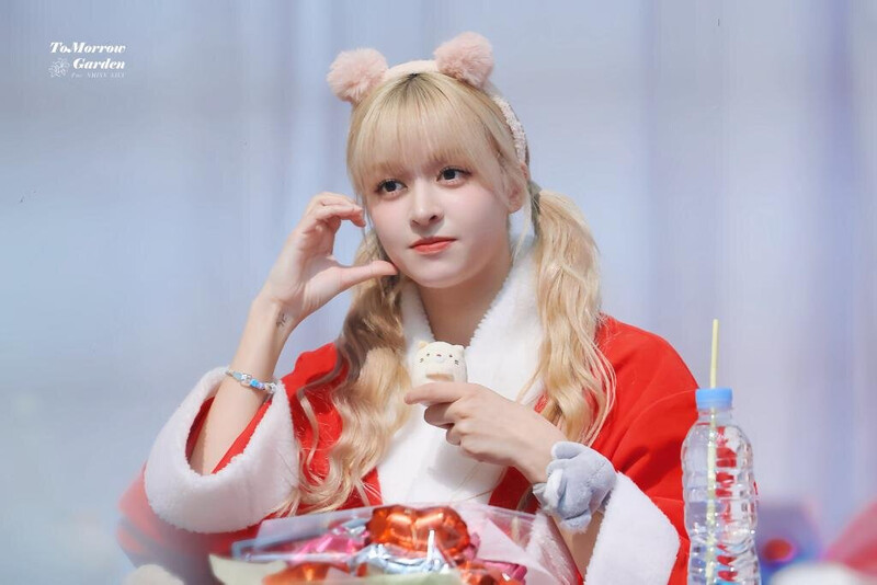 231202 NMIXX Lily at Fansign Event documents 1