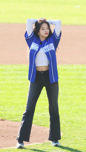 241117 IVE Yujin - First Pitch at Jamsil Baseball Stadium