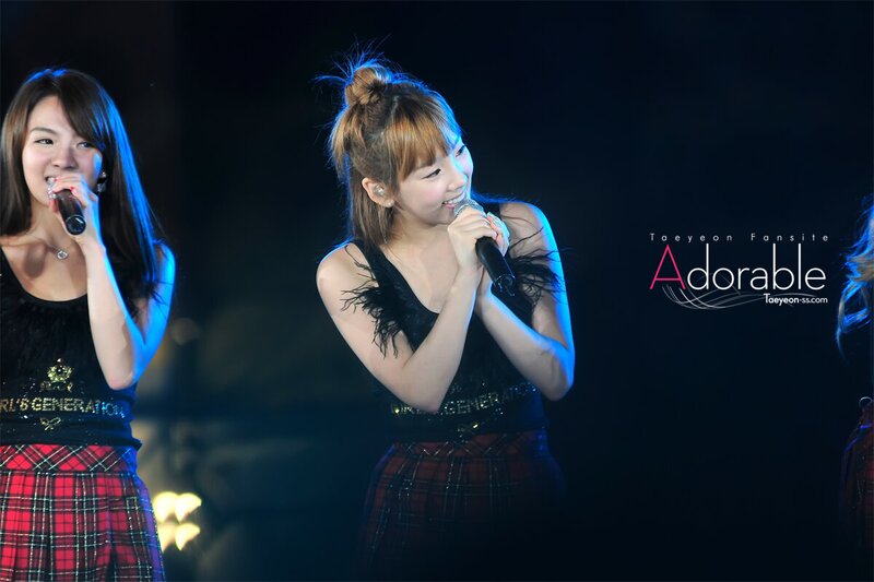 100821 Girls' Generation Taeyeon at SMTOWN Live in Seoul documents 4