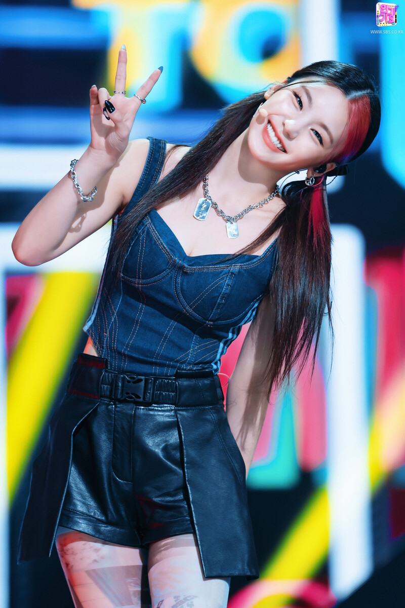 211017 ITZY - 'SWIPE' at Inkigayo documents 19