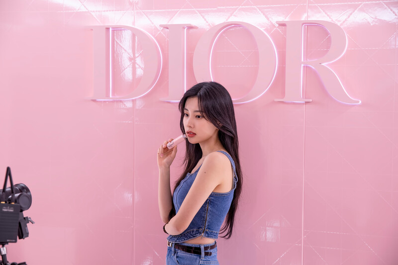 220409 8D Naver Post - Kang Hyewon & Kim Minju - Dior Addict Pop-up Store documents 6