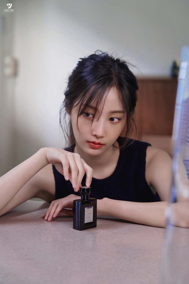 230428 9Ato Entertainment Naver Post - Yeonwoo - Esquire Photoshoot Behind documents 2