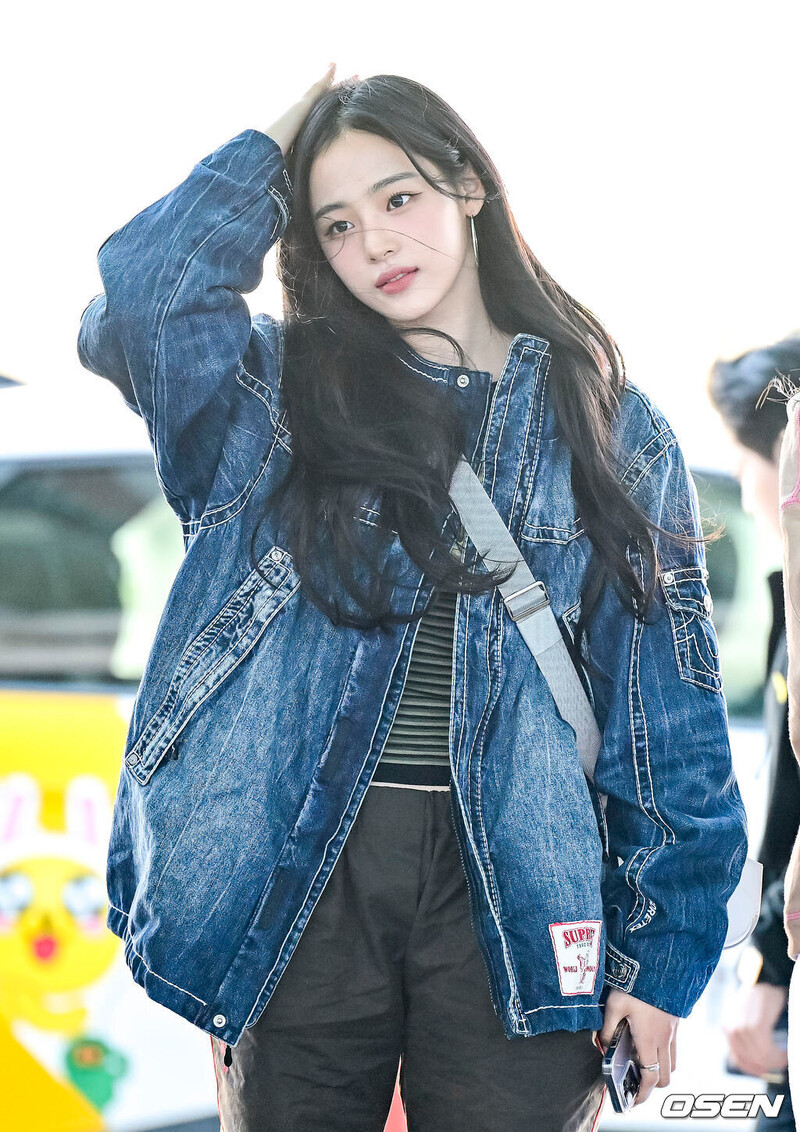 231021 New Jeans Minji at Incheon International Airport documents 1