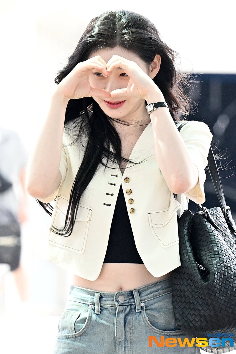 240605 ITZY Chaeryeong at Incheon International Airport documents 2