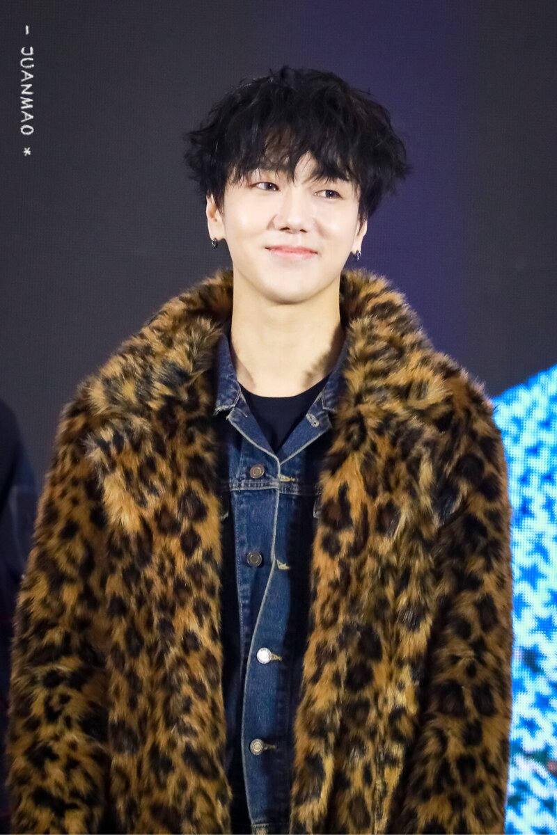 200105 Super Junior Yesung at 'Timeslip' Fansign in Chengdu documents 8