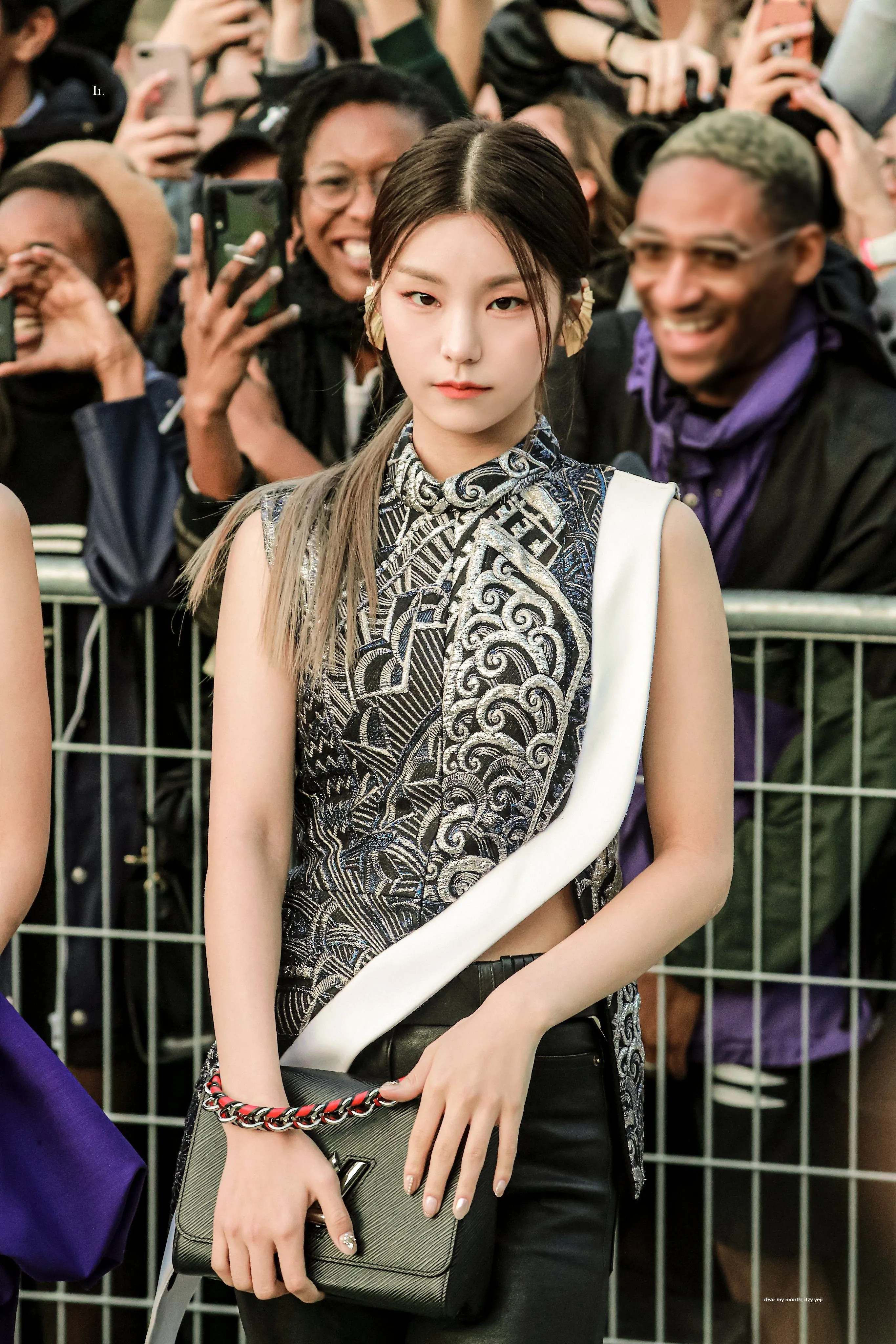 X 上的Louis Vuitton：「.@ITZYofficial is in Paris for the #LVSS20