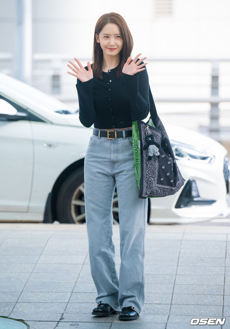 230927 Yoona at Incheon International Airport documents 8