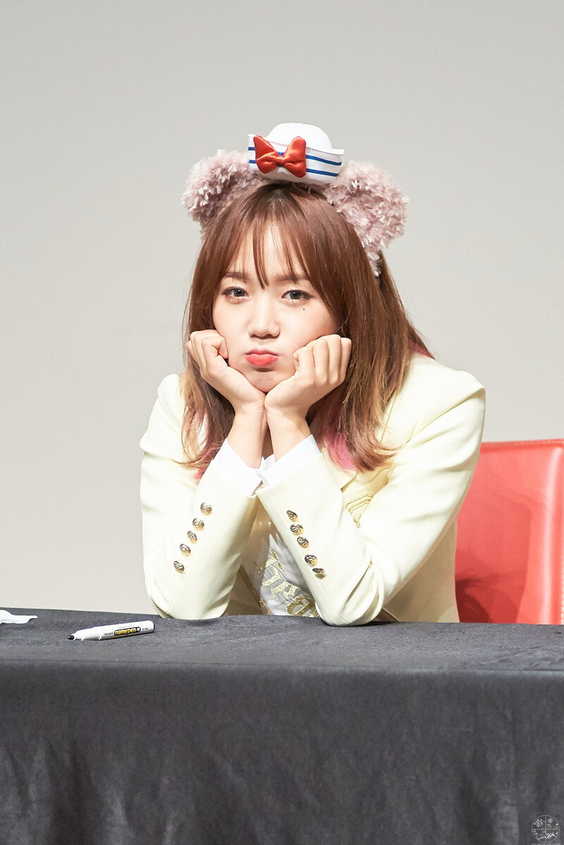 190608 Weki Meki Yoojung at 'LOCK END LOL' Fansign documents 1