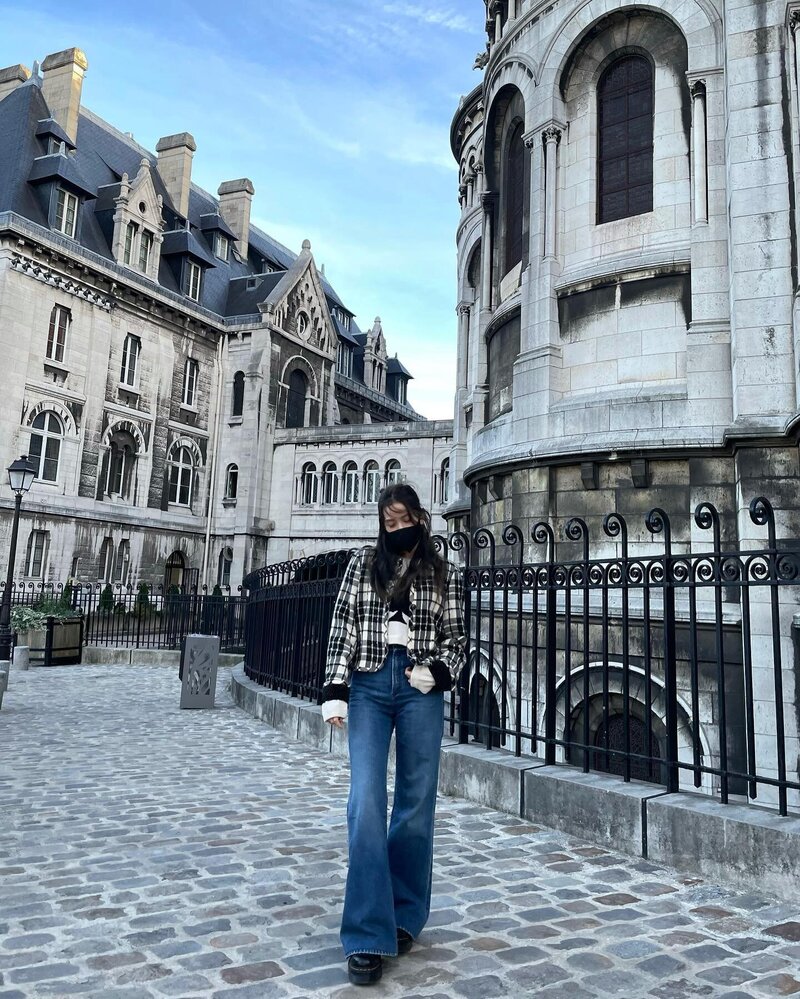 211001 Jisoo & Jennie Instagram Update in Paris documents 1