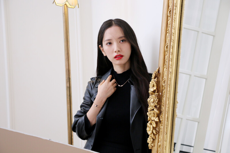 221107 Starship Naver - WJSN Bona - Armani Watch & Jewelry Photoshoot Behind documents 16