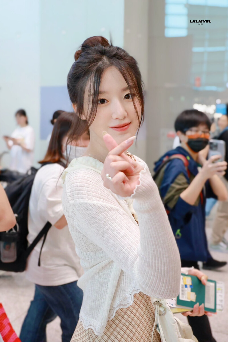 240608 (G)I-DLE Shuhua at Incheon Imternational Airport documents 3