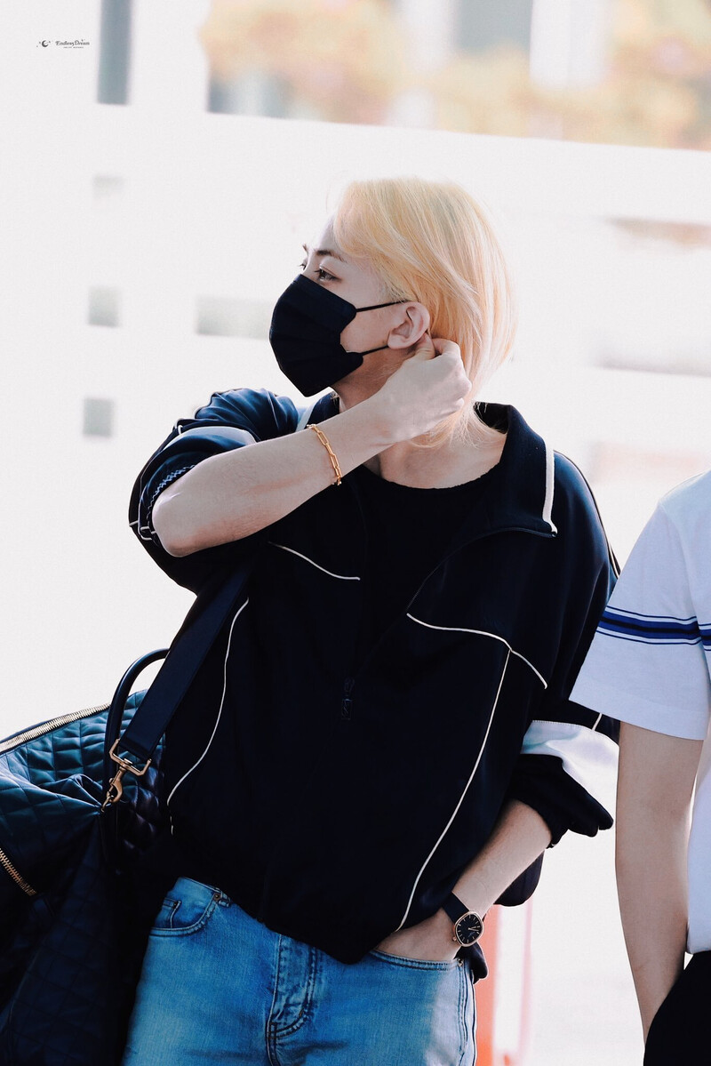 240625 SEVENTEEN Jeonghan at Incheon International Airport documents 7