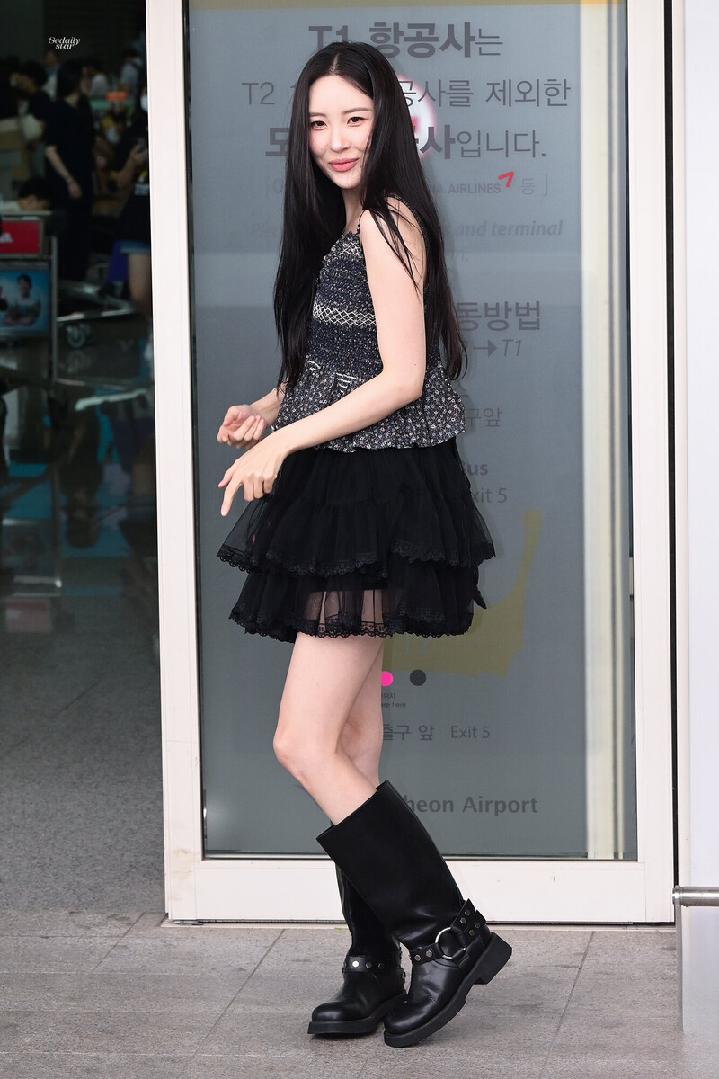 240712 Sunmi at Incheon International Airport documents 12