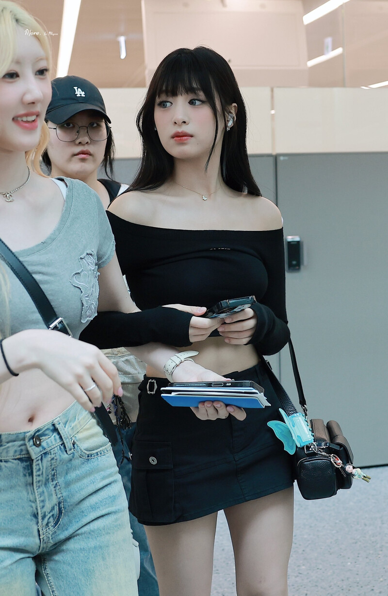 240719 BABYMONSTER Ahyeon at Incheon International Airport documents 8