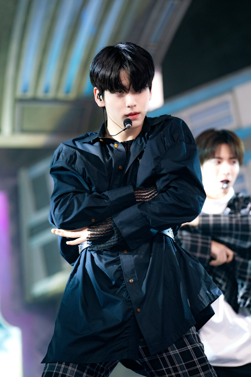 231015 TXT Soobin - 'Back for More' and 'Chasing That Feeling' at Inkigayo documents 6