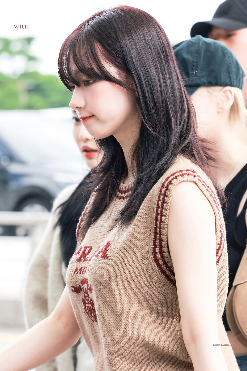 240914 - KARINA at Incheon International Airport documents 7