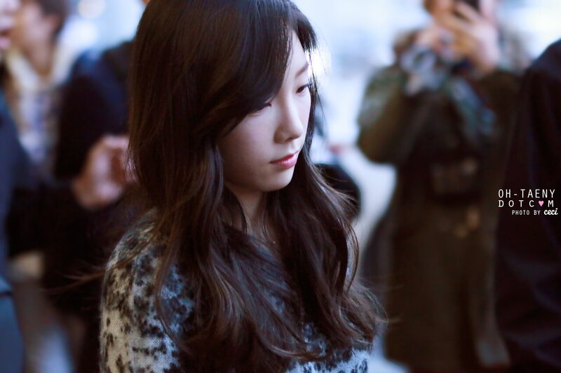 150105 Girls' Generation Taeyeon at Incheon Airport documents 3