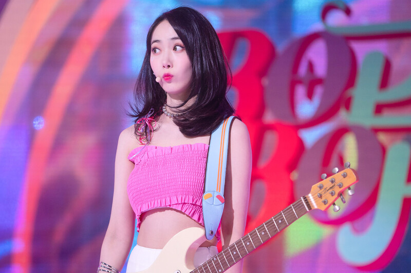 220220 VIVIZ Sinb - 'BOP BOP!' at Inkigayo documents 19