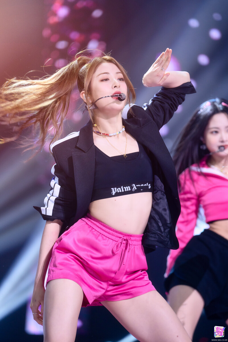 220515 LE SSERAFIM Yunjin - 'FEARLESS' at Inkigayo documents 8