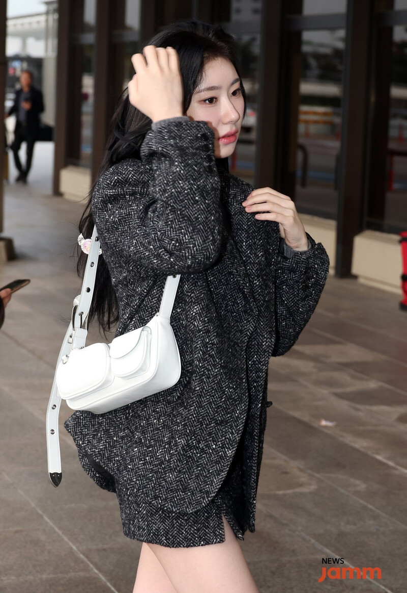 231013 ITZY Chaeryeong at Gimpo International Airport documents 1