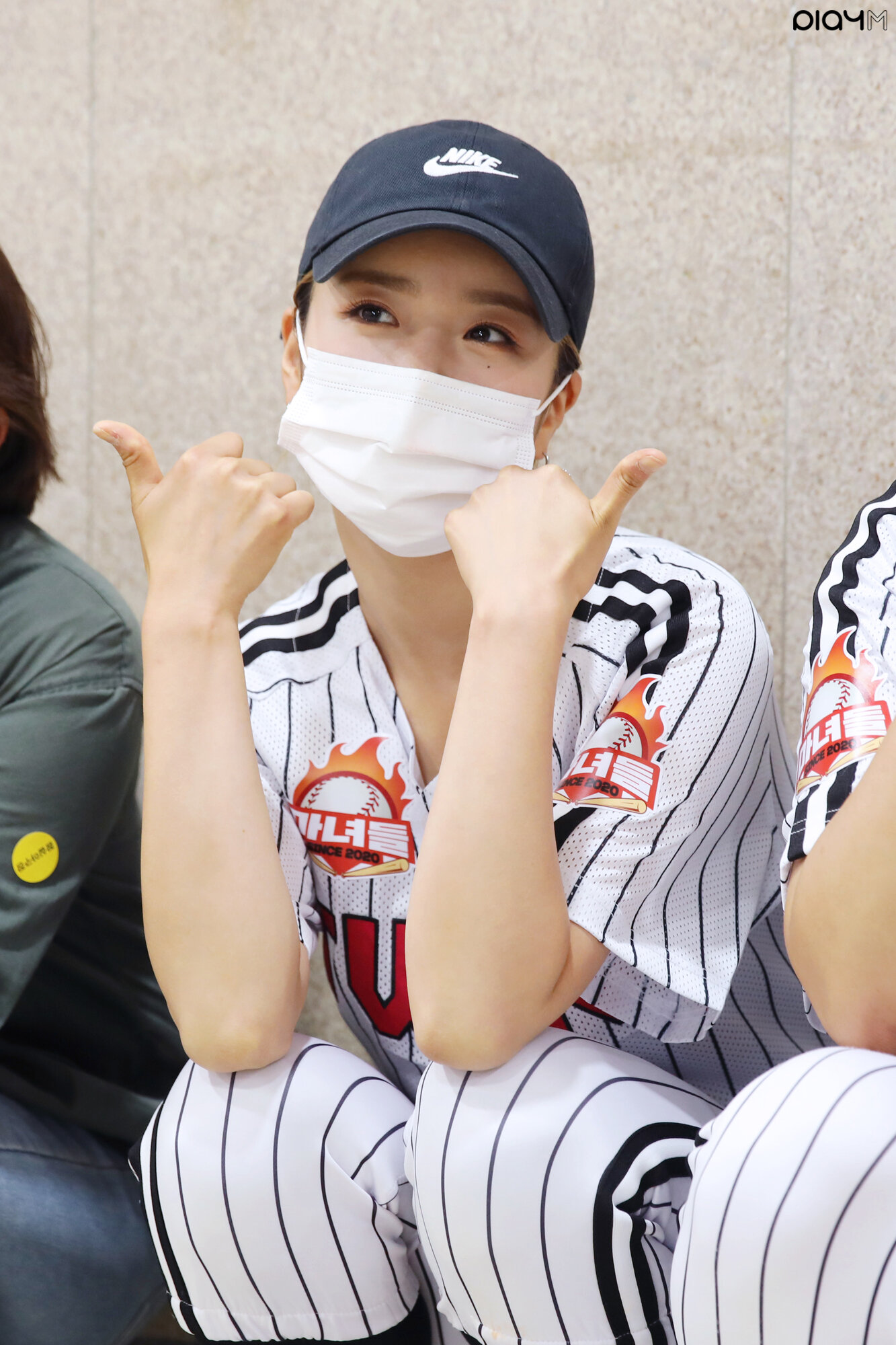 210604 PlayM Naver Post - Apink's Bomi LG Twins First Pitch Behind