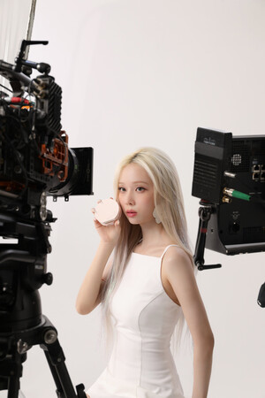 240820 - WINTER x espoir - Be Glow Volume Cushion - Behind Photos