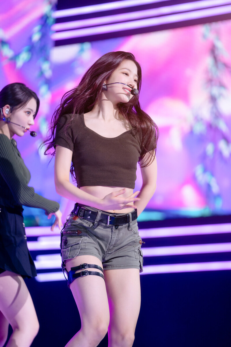 220508 LE SSERAFIM Kazuha - 'Blue Flame' at Inkigayo documents 13