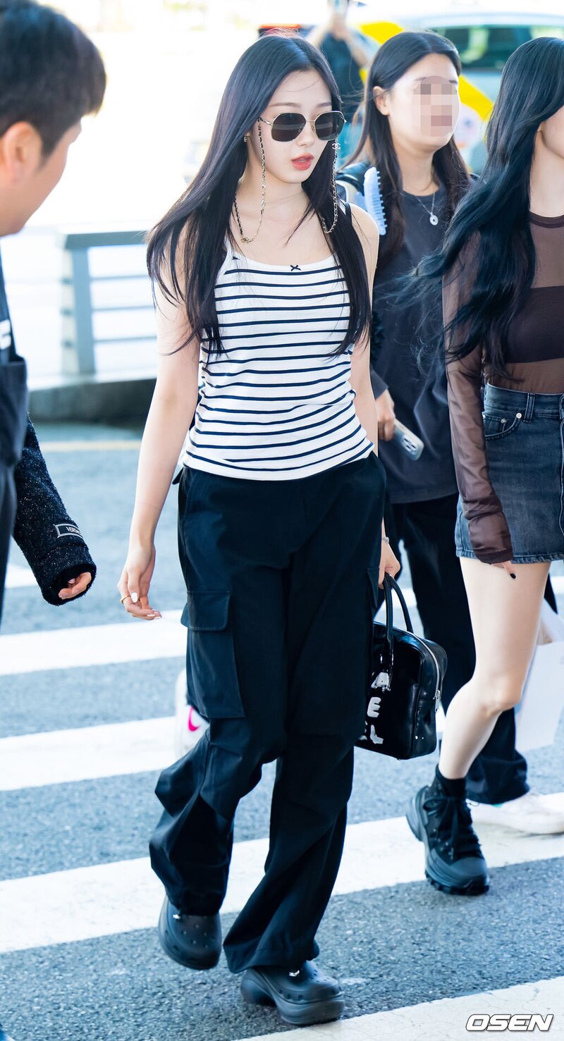 230922 aespa Giselle at Incheon International Airport documents 1