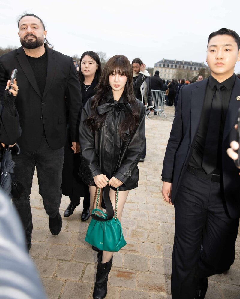 240301 - GISELLE for LOEWE Fall Winter 2024 Women's Fashion Show at Paris Fashion Week documents 2