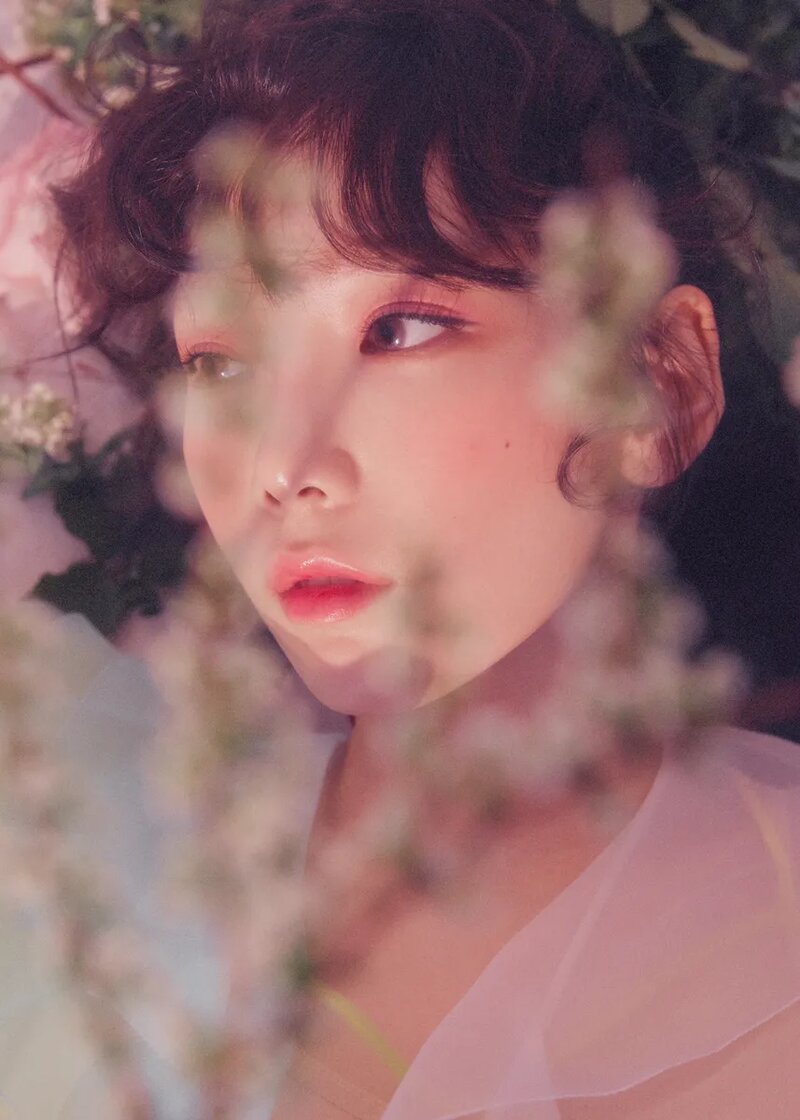 Taeyeon_My_Voice_Deluxe_Edition_concept_photo_(4).png