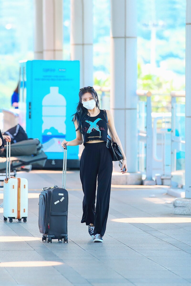 210609 ITZY Yuna - GMP Airport documents 4